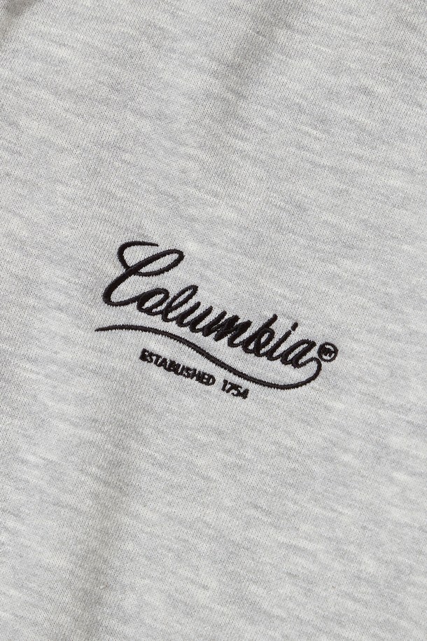 NY 스트리트 테일 플리스 하프 집업 맨투맨은 부드러운 촉감의 플리스 소재로 제작되어 편안한 착용감을 선사합니다. M그레이 및 블랙 두 가지 색상으로 출시되었으며, 일상 및 가벼운 산책 시 동네 마실룩, 산책룩 등 캐주얼 스타일을 연출하기 좋습니다. NY STREET TAIL 로고 직자수와 절개 디테일, COLUMBIA STREET 라벨로 포인트를 더했으며 YKK 지퍼를 사용하여 높은 품질을 자랑합니다. 넉넉한 세미 오버핏으로 트렌디함을 더하고, 하프넥 디자인과 긴 소매 기장으로 보온성을 높였습니다. 면과 폴리에스테르 혼방 소재로 제작되어 내구성이 뛰어나고 관리가 용이합니다.
