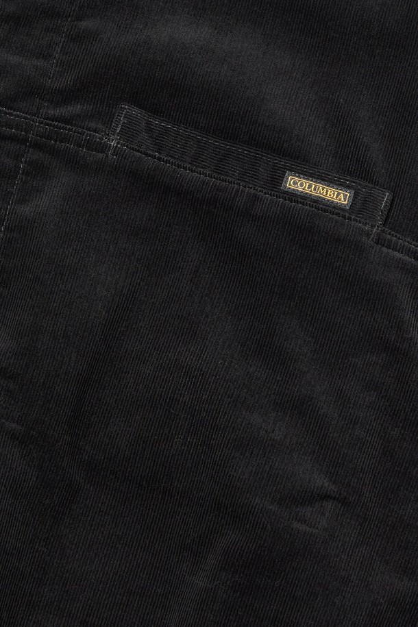 트라잔 라벨 히든 포켓 코듀로이 셔츠_블랙은 캐주얼, 미니멀, 클래식 스타일을 추구하는 당신을 위한 아이템입니다. 부드러운 코듀로이 소재와 면 혼방으로 제작되어 편안한 착용감을 선사하며, 오버핏 디자인으로 트렌디함을 더했습니다. 블랙, 브라운, 베이지 세 가지 색상으로 출시되어 다양한 스타일 연출이 가능합니다. 긴 소매 기장과 히든 포켓 디테일이 돋보이며, 일상에서 폭넓게 활용할 수 있습니다. 어떤 룩에도 자연스럽게 녹아들어 당신의 개성을 드러낼 것입니다.
