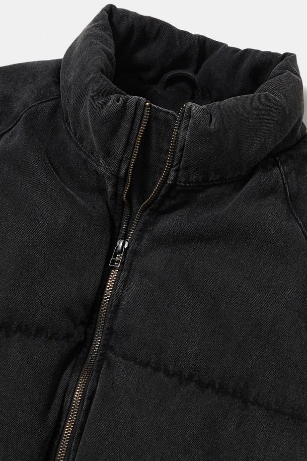 NYC 데님 여성 퍼퍼_그레이 데님은 겨울철 데일리룩과 스트릿 스타일을 위한 아우터입니다. 그레이 데님과 라이트 데님 두 가지 색상으로 만나볼 수 있으며, 면 소재에 두꺼운 두께감과 뻣뻣한 촉감이 특징입니다. 크롭 기장과 지퍼 여밈 방식으로 디자인되었으며, 세미 오버핏으로 편안하게 착용 가능합니다. NYC COLUMBIA 가죽 패치 포인트와 YKK 2-WAY 지퍼, 데님 외피 구조로 디테일을 더했습니다. 긴 소매 기장의 퍼퍼 재킷으로 따뜻함과 스타일을 모두 잡으세요.
