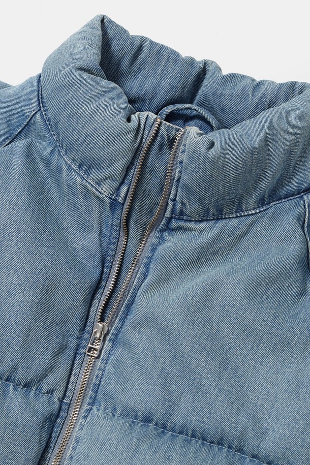 NYC 데님 여성 푸퍼_라이트 데님 패딩 점퍼는 캐주얼 스타일을 추구하는 여성들을 위한 겨울철 필수 아이템입니다. 라이트 데님과 그레이 데님 두 가지 컬러로 출시되었으며, 11온스 데님 소재와 뻣뻣한 촉감이 특징입니다. 세미 오버핏 크롭 기장으로 트렌디함을 더했으며, NYC COLUMBIA 가죽 패치 디테일로 포인트를 주었습니다. YKK 2-WAY 지퍼를 사용하여 편안한 착용감을 선사하며, 겨울 데일리룩에 미니멀한 감성을 더해줍니다. 긴 소매 기장과 두꺼운 두께감으로 따뜻함까지 놓치지 않았습니다.
