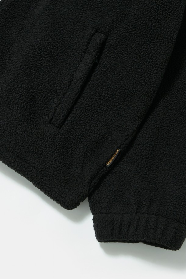 블랙과 아이보리 컬러로 출시된 PANEL 래글런 폴라 플리스 집업 재킷입니다. 래글런 슬리브와 패널 디자인으로 트렌디한 무드를 연출하며, 385G 헤비웨이트 폴라 플리스 소재로 제작되어 뛰어난 보온성을 자랑합니다. YKK 2-WAY 지퍼와 하단 스트링 디테일로 편안한 착용감을 제공하며, 오버핏과 릴랙스핏으로 편안하게 즐길 수 있습니다. 겨울철 데일리룩, 집콕룩, 산책룩 등 다양한 TPO에 캐주얼, 미니멀, 시티보이 스타일로 활용하기 좋습니다.
