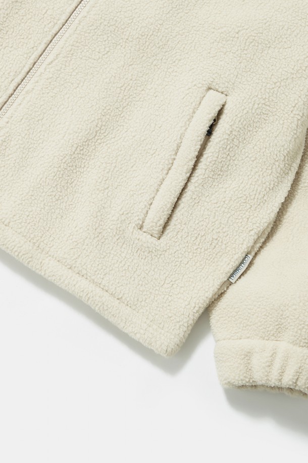 아이보리 컬러의 PANEL 래글런 폴라 플리스 집업 재킷입니다. 캐주얼, 스포티, 미니멀 스타일을 모두 소화하며, 겨울철 데일리룩, 산책룩, 집콕룩에 적합합니다. 385G 중량의 두꺼운 폴라 플리스 소재로 제작되어 부드러운 촉감과 뛰어난 보온성을 자랑합니다. 래글런 패턴과 섹션 디자인이 특징이며, YKK 2-WAY 지퍼와 리브드 밑단으로 편안한 착용감을 선사합니다. 오버핏으로 제작되어 트렌디한 스타일을 연출할 수 있습니다.
