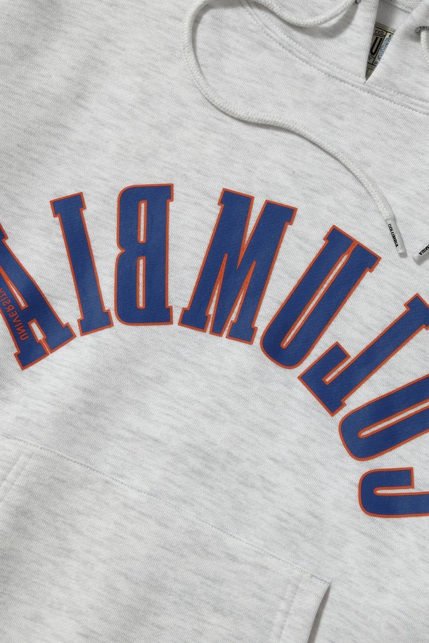 REVERSE ARCH FLEECE WOMEN HOODIE_라이트 밀란지 여성 후디는 가을, 겨울 시즌 캐주얼하고 스포티하게 연출하기 좋은 여성용 후디입니다. 부드러운 플리스 안감과 두꺼운 두께감으로 보온성을 높였으며, 오버핏 크롭 기장으로 편안한 착용감을 선사합니다. 라이트밀란지 네이비와 반티지 그린 두 가지 컬러 옵션이 있으며, 1754 FLAG 와펜과 TINY SCRIPT 자수 디테일로 포인트를 더했습니다. 데일리룩, 집콕룩, 산책룩 등 다양한 TPO에 활용하기 좋으며, 미니멀한 스타일을 연출하기에도 적합합니다. 면과 폴리에스테르 혼방 소재로 제작되었습니다.
