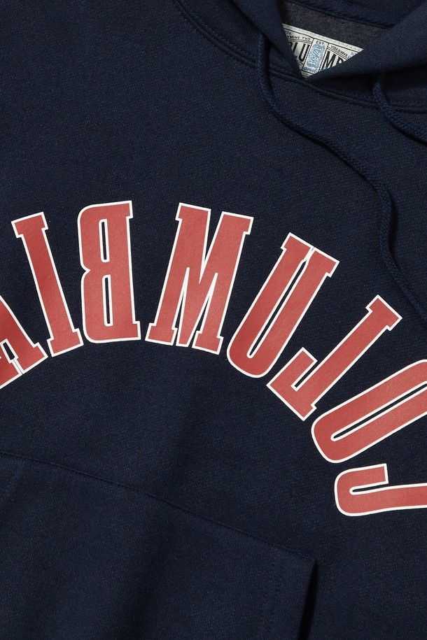 네이비 컬러의 REVERSE ARCH 플리스 여성 후디입니다. 부드러운 촉감의 면, 폴리에스테르 혼방 소재로 제작되었으며, 두꺼운 두께감과 오버핏으로 포근한 착용감을 선사합니다. 후드 디자인에 Columbia Reverse Arch 로고 프린트와 1754 FLAG 패치, TINY SCRIPT 자수 디테일이 포인트입니다. 겨울철 데일리룩, 집콕룩, 산책룩 등 다양한 상황에서 캐주얼, 스포티, 미니멀 스타일로 활용하기 좋습니다. 긴 소매 기장의 크롭 기장으로 트렌디함을 더했습니다.
