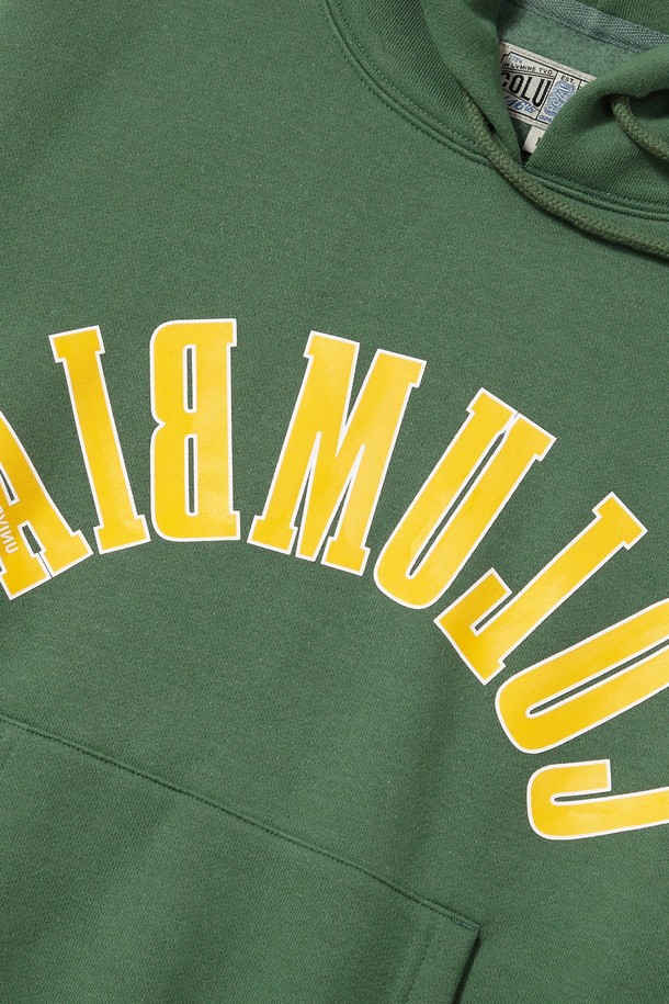 REVERSE ARCH FLEECE WOMEN HOODIE (리버스 아치 플리스 여성 후디)는 캐주얼, 스포티, 미니멀 스타일을 모두 아우르는 여성 후드티입니다. 빈티지 그린 컬러에 오버핏으로 제작되어 편안한 착용감을 선사하며, 가을, 겨울 시즌 데일리룩, 집콕룩, 산책룩에 활용하기 좋습니다. 두꺼운 두께감의 면, 폴리에스테르 혼방 소재로 부드러운 촉감과 플리스 안감을 통해 보온성을 높였습니다. COLUMBIA REVERSE ARCH 로고 프린트, 1754 FLAG 패치, TINY SCRIPT 자수 디테일과 캥거루 포켓이 돋보이는 디자인입니다. 긴 소매 기장의 크롭 기장으로 트렌디한 스타일을 연출할 수 있습니다.
