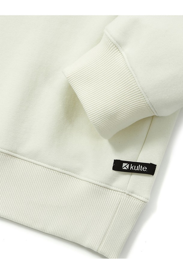 마르세유 아티스트 테마의 디지털 프린트 디자인이 돋보이는 아이보리 색상의 크루넥 스웨트셔츠입니다. 남녀 모두 착용 가능한 릴랙스핏 스타일로, 부드러운 면과 폴리에스테르 혼방 소재를 사용하여 편안한 착용감을 제공하며, 봄, 가을 시즌에 캐주얼 및 스트릿 스타일로 연출하기 좋습니다. 내구성이 뛰어난 구조로 제작되었으며, 라운드넥 디자인과 긴소매로 일상에서 편안하게 입을 수 있습니다.
