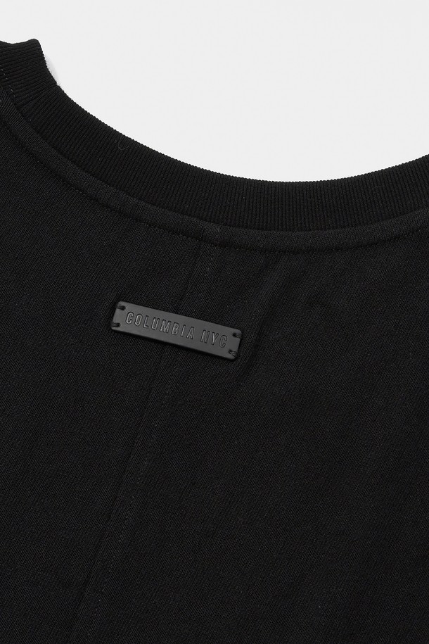 B/S NY 슬리브리스 티셔츠 블랙은 스트릿, 캐주얼 스타일을 즐기는 남성을 위한 오버핏 민소매 티셔츠입니다. 두꺼운 헤비코튼 소재(260G)를 사용하여 튼튼하며, 밑단 트임 디테일로 활동성을 더했습니다. 전면에 플로킹 기법으로 표현된 NY 로고가 돋보이며, 라운드넥 디자인으로 편안하게 착용 가능합니다. 일상생활은 물론 여행 시에도 스타일리시하게 연출할 수 있는 아이템입니다.
