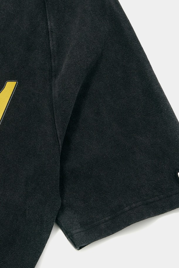 CU VTG 크랙 로고 미네랄 워시드 S/S 티셔츠 차콜은 빈티지 무드의 남성 반팔 티셔츠입니다. 260g 헤비 코튼 소재에 미네랄 워싱 가공을 더해 묵직하고 부드러운 촉감을 선사합니다. 라운드넥 디자인과 세미 오버핏, 릴랙스 핏으로 편안한 착용감을 제공하며, 래글런 소매와 1754 FLAG 소매 디테일이 특징입니다. 차콜 컬러에 로고와 프린트 패턴으로 캐주얼하고 미니멀한 스타일을 연출하기 좋습니다. 봄, 여름 시즌 일상복으로 활용하기 좋은 아이템입니다.
