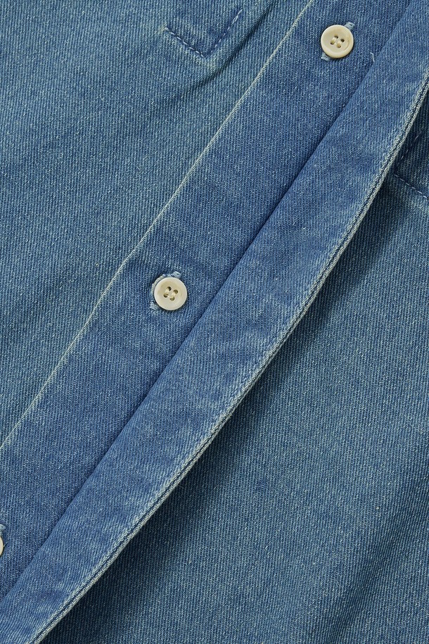 COLUMBIA TRAJAN LABEL HIDDEN POCKET DENIM S/S SHIRTS 라이트데님은 캐주얼, 클래식, 미니멀 스타일을 즐기는 남녀 모두를 위한 데님 셔츠입니다. 80년대 스타일의 데님 소재에 히든 포켓 디자인과 Columbia Trajan 라벨, 프론트 포켓 디테일이 더해져 소장 가치를 높였습니다. 봄, 여름 시즌에 시원하게 착용할 수 있으며, 오버핏과 반소매 기장, 카라넥 디자인으로 편안한 착용감을 선사합니다. 라이트 데님, 미드나잇 데님, 그레이 데님 세 가지 색상으로 출시되어, 동네 마실룩이나 여행룩 등 다양한 TPO에 맞춰 활용 가능합니다. 얇은 두께감으로 간절기에도 부담 없이 레이어드하여 캐주얼한 스타일을 연출할 수 있습니다.
