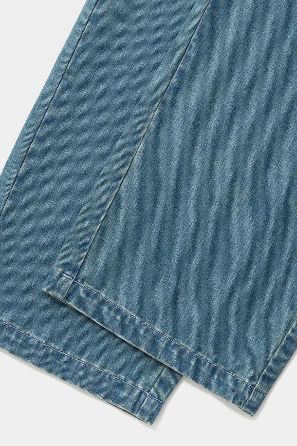 COLUMBIA TRAJAN LABEL BELTED ALL-ROUND DENIM PANTS (컬럼비아 트라잔 라벨 벨티드 올라운드 데님 팬츠) 라이트데님입니다. 유니크한 트라잔 라벨 디테일과 벨트 디자인으로 포인트를 더했으며, 허리 전체 밴딩으로 편안한 착용감을 제공합니다. 캐주얼한 무드의 라이트 데님, 미드나잇 데님, 블랙 데님 세 가지 컬러로 출시되어 다양한 스타일 연출이 가능합니다. 봄, 가을 시즌 일상, 여행, 가을 나들이 등 폭넓은 TPO에 활용할 수 있는 루즈핏 데님 팬츠입니다. 면 소재로 제작되어 편안하고 부드러운 촉감을 선사합니다.
