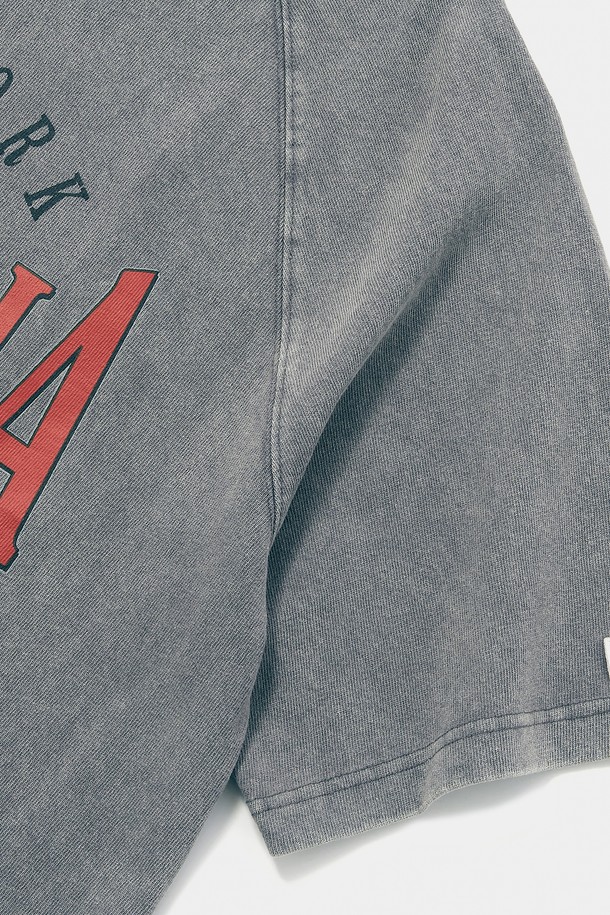 CU VTG CRACK LOGO MINERAL WASHED S/S 티셔츠 그레이는 캐주얼하고 미니멀한 스타일의 반팔 티셔츠입니다. 260G 헤비코튼 원단에 미네랄 워싱 가공을 더해 빈티지한 무드를 연출하며, 세미오버핏과 릴랙스핏으로 편안한 착용감을 제공합니다. 전면에 크랙 로고 프린트가 돋보이며, 래글런 소매와 1754 FLAG 소매 디테일로 포인트를 더했습니다. 봄, 여름 시즌에 일상복으로 활용하기 좋은 라운드넥 티셔츠입니다. 컬러는 그레이 색상입니다.
