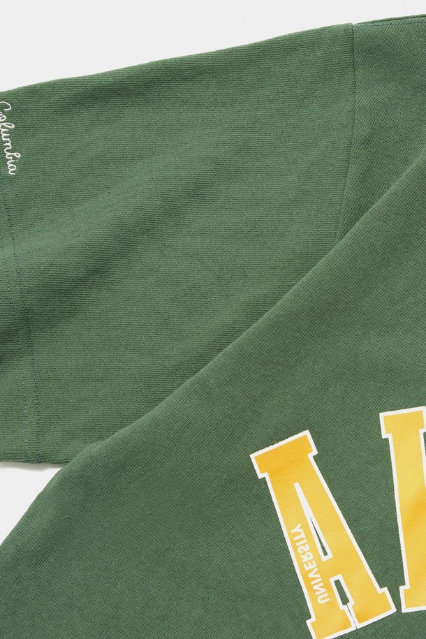 "REVERSE ARCH LOGO S/S T-SHIRTS 빈티지그린"은 일상에서 캐주얼하게 착용하기 좋은 오버핏 반소매 티셔츠입니다. 260G 헤비코튼 싱글 소재로 제작되어 두꺼운 두께감을 자랑하며, 빈티지그린, 블랙, 화이트 세 가지 색상으로 출시되었습니다. 앞면에는 컬럼비아 리버스 아치 로고 프린팅이, 소매에는 1754 FLAG 및 스크립트 로고 자수가 포인트로 더해져 캐주얼, 미니멀, 스트리트 스타일을 연출하기 좋습니다. 동네 마실룩이나 카페룩에 매치하여 편안하면서도 멋스러운 스타일을 완성해보세요. 라운드넥 디자인으로 어떤 스타일에도 쉽게 코디할 수 있습니다.
