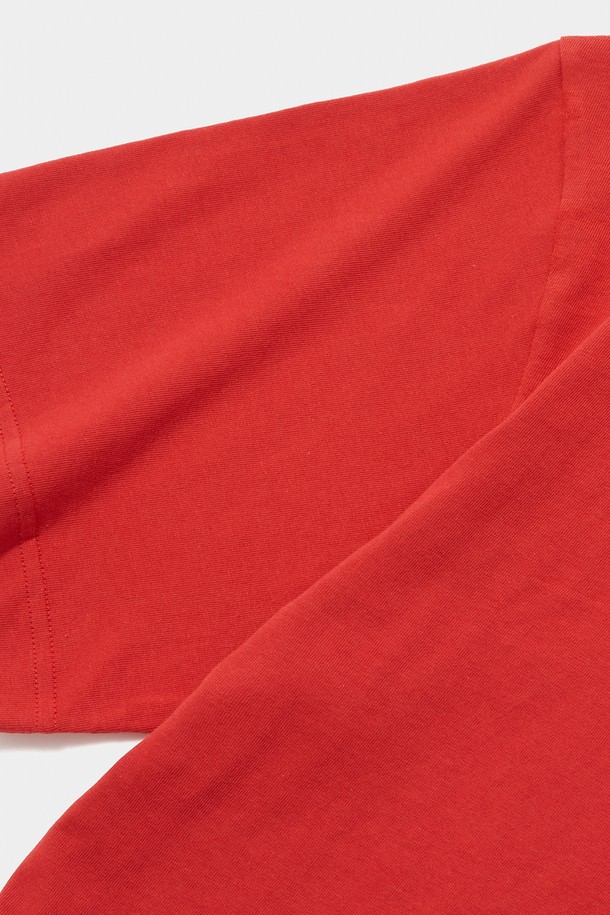 NY STREET TAIL (NY 스트리트 테일) 로고 S/S 티셔츠 레드는 일상, 여행 시 스트리트, 캐주얼, 미니멀 스타일을 연출하기 좋은 반소매 티셔츠입니다. 부드러운 면 소재로 제작되어 편안한 착용감을 제공하며, 봄, 여름에 입기 적합합니다. 세미오버핏 라운드넥 디자인으로 제작되었으며, NY STREET TAIL 로고 프린팅과 앞면 자수 디테일이 특징입니다. COLUMBIA STREET (컬럼비아 스트리트) 라벨이 부착되어 있습니다.
