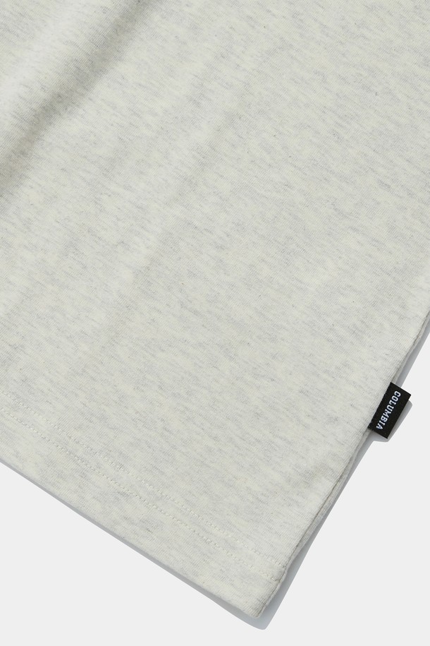 CU 아치 로고 반소매 티셔츠 오트밀은 편안한 착용감의 베이직 컴포트 웨어로, 일상과 봄, 여름철 가볍게 입기 좋은 티셔츠입니다. 200G 싱글 면 원단으로 제작되어 부드러운 촉감을 선사하며, 세미 오버핏 또는 릴랙스핏으로 트렌디한 스타일을 연출합니다. 라운드넥 디자인에 아치 로고 자수와 컬럼비아 로고 포인트 라벨이 더해져 캐주얼하면서도 미니멀한 느낌을 줍니다. 동네 마실룩이나 봄 소풍룩에 매치하여 편안하고 스타일리시한 룩을 완성해보세요. 블랙, 화이트 라이트 멜란지, 크라운 네이비 등 다양한 색상으로 출시되었습니다.
