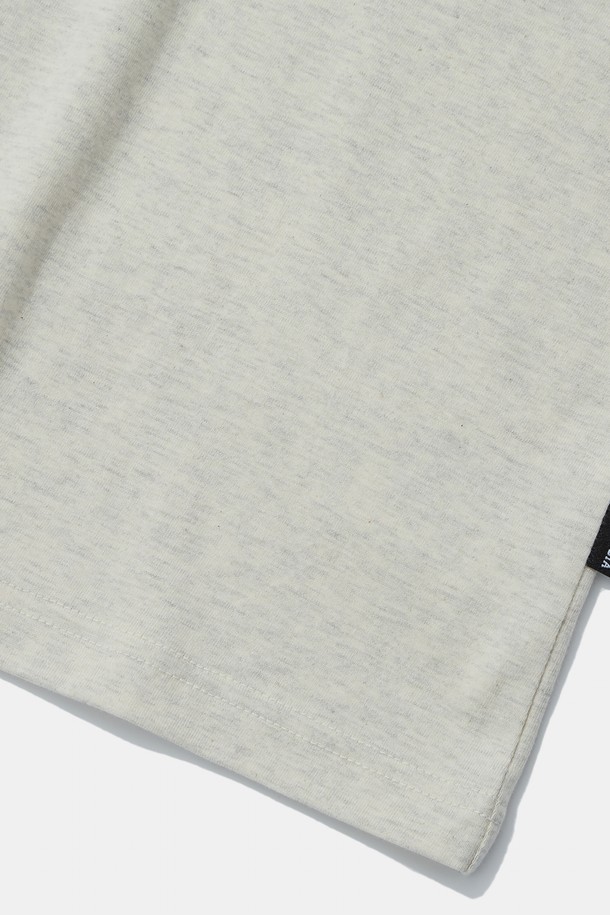 1754 아치 로고 S/S 티셔츠 오트밀은 베이직하고 캐주얼한 스타일의 반팔 티셔츠입니다. 면 소재로 제작되어 부드러운 촉감을 선사하며, 봄, 여름 시즌에 활용하기 좋습니다. 라운드넥에 세미오버핏으로 편안하게 착용 가능하며, 오트밀, 블랙, 차콜, 화이트 4가지 색상으로 출시되었습니다. 전면에 아치 로고 프린팅이 돋보이며, COLUMBIA 로고 포인트 라벨로 포인트를 더했습니다. 동네 마실룩, 여행룩 등 다양한 TPO에 매치하여 트렌디한 무드를 연출해보세요.
