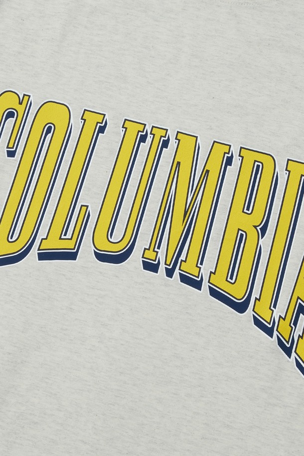 VTG 크랙 로고 S/S 티셔츠 오트밀은 편안한 일상룩을 위한 베이직 스타일의 반팔 티셔츠입니다. 오트밀 및 라이트멜란지 두 가지 색상으로 출시되었으며, 봄, 여름 시즌에 착용하기 좋습니다. 면 소재로 제작되어 부드러운 촉감을 제공하며, 세미 오버핏으로 편안하게 착용 가능합니다. 전면에 빈티지 크랙 프린팅된 COLUMBIA 로고와 소매 1754 FLAG 와펜, 우측 하단의 COLUMBIA N.Y.C 포인트 라벨이 디자인의 특징입니다. 동네 마실룩이나 여행룩에 캐주얼하고 미니멀하게 코디하기 좋습니다.
