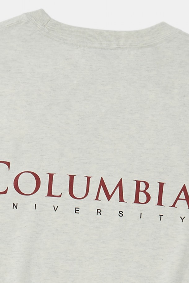 CU SIG 로고 반팔 티셔츠 오트밀은 베이직한 스타일의 면 소재 티셔츠입니다. 라운드넥에 세미 오버핏으로 편안하게 착용 가능하며, 봄, 여름 시즌 데일리룩으로 활용하기 좋습니다. 앞뒤 시그니처 로고 프린팅과 사이드 COLUMBIA 로고 포인트 라벨이 돋보이며, 동네 마실룩, 카페룩 등 캐주얼, 미니멀, 클래식 스타일을 연출하기에 적합합니다. 부드러운 촉감으로 편안한 착용감을 선사하는 반팔 티셔츠입니다.
