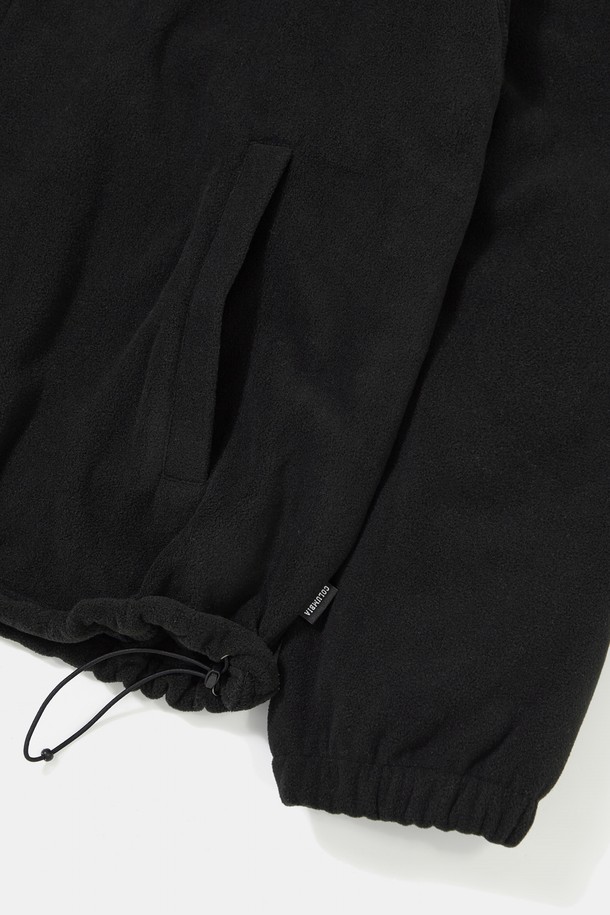 CU 아치 플리스 집업 재킷_블랙은 겨울철 데일리룩, 산책룩, 집콕룩에 어울리는 플리스 재킷입니다. 캐주얼, 스포티, 미니멀 스타일을 연출하기 좋으며, 오버핏으로 편안한 착용감을 선사합니다. 부드러운 폴리에스터 소재에 두꺼운 두께감으로 따뜻함을 더했습니다. YKK 지퍼, 래글런 소매, 대학교 로고 자수 디테일이 돋보이며 블랙, 아이보리 두 가지 컬러로 출시되었습니다. 긴 소매 기장의 레귤러 기장으로, 활동성을 높였습니다.
