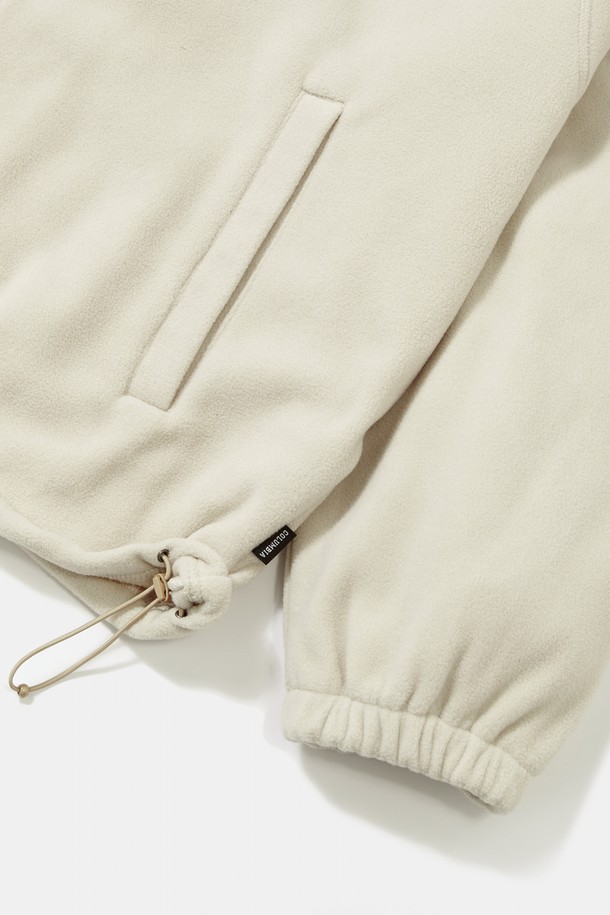 CU 아치 플리스 집업 재킷_크림은 부드러운 촉감의 폴리에스테르 소재로 제작된 오버핏 플리스 재킷입니다. 래글런 소매와 YKK 지퍼를 사용하여 편안함과 실용성을 높였으며, 겨울철 캐주얼 및 스포티 스타일을 연출하기에 좋습니다. CU 아치 자수 로고와 EST.1754 브랜딩이 특징이며, 두꺼운 두께감으로 보온성을 더했습니다. 일상, 산책, 집콕 등 다양한 상황에서 활용 가능한 데일리 아이템입니다. 아이보리 컬러도 함께 제공됩니다.
