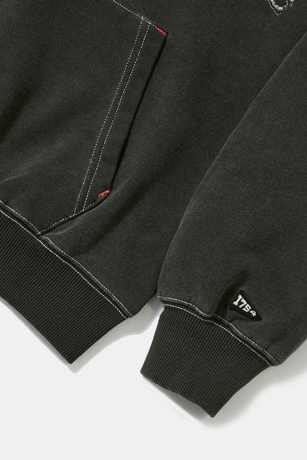 BIG ARCH 데님 테리 후디_블랙진은 캐주얼과 스트릿 스타일을 아우르는 후드티입니다. 데님 테리 소재에 데님 위싱 가공을 더하여 독특한 질감을 선사하며, 부드러운 촉감이 특징입니다. 오버핏 디자인으로 편안한 착용감을 제공하며, 전면 아플리케 로고와 컬러 스티치 디테일이 돋보입니다. COLUMBIA 음각 버튼, 1754 FLAG 포인트, 와펜 포인트 등 다양한 디테일로 포인트를 더했습니다. 봄, 가을, 겨울 시즌에 활용하기 좋은 두꺼운 두께감의 긴소매 후드티입니다.
