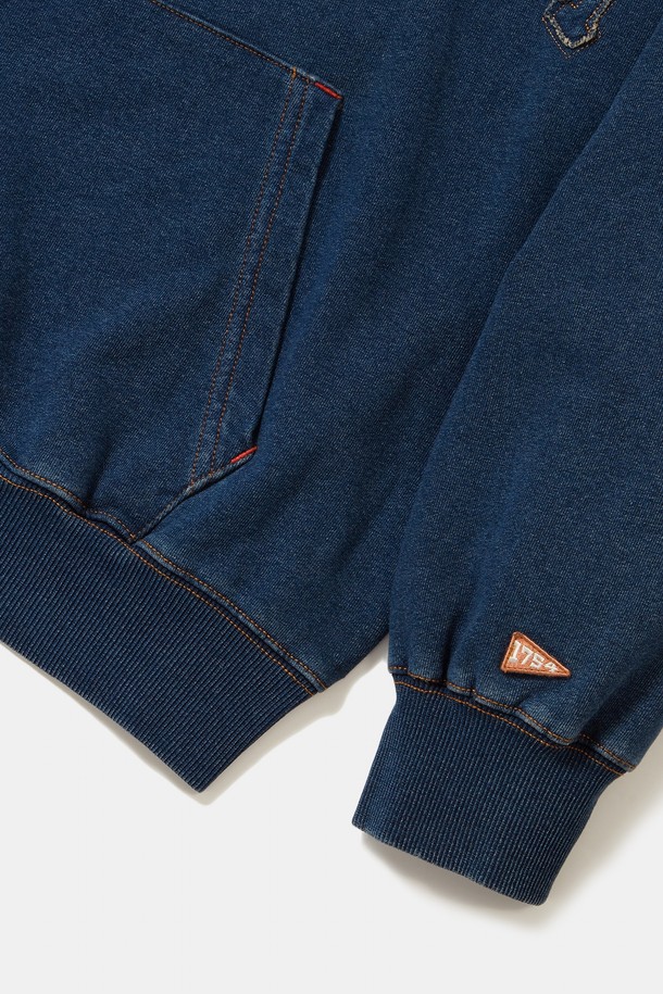 미드나잇 데님 컬러의 BIG ARCH DENIM TERRY HOODIE(빅 아치 데님 테리 후디)는 가을, 겨울 시즌 캐주얼 스타일을 완성하는 오버핏 후드티입니다. 부드러운 촉감의 면, 폴리에스테르, 스판덱스 혼방 소재로 제작되어 편안한 착용감을 선사하며, 두꺼운 두께감으로 보온성을 더했습니다. Columbia(컬럼비아) 아플리케 기법의 아치 로고와 데님 워싱, Columbia(컬럼비아) 엠보싱 버튼, 1754 플래그 포인트, 니트 포인트 디테일이 돋보입니다. 크롭 기장의 긴소매 후드티로, 겨울 데일리룩, 산책룩, 집콕룩 등 다양한 TPO에 맞춰 미니멀, 스트리트 무드를 연출해보세요.
