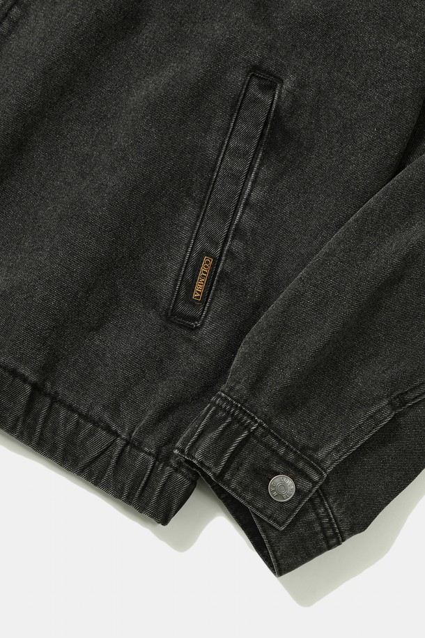 TRAJAN LABEL 데님 블루종 재킷_그레이 진은 캐주얼하고 미니멀한 스타일을 추구하는 남성을 위한 데님 재킷입니다. 봄, 가을에 입기 좋으며, 데이트룩이나 가을 나들이룩에 적합합니다. 그레이와 인디고 두 가지 컬러로 출시되었고, 세미 오버핏으로 편안한 착용감을 제공합니다. 11온스 데님 소재에 콜롬비아 트라잔 라벨 포인트와 컬러 스티치 디테일이 돋보이는 디자인이며, 지퍼 여밈 방식과 긴 소매 기장으로 실용성을 더했습니다.
