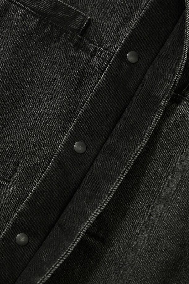 트라잔 라벨 히든 포켓 데님 셔츠_그레이 진은 남성용 데님 셔츠입니다. 11온스 데님 소재로 제작되어 두꺼운 두께감과 뻣뻣한 촉감을 선사하며, 봄, 가을에 착용하기 좋습니다. 오버핏 디자인에 긴소매, 카라 네크라인으로 트렌디한 스타일을 연출하며, 히든 포켓과 트라잔 라벨 포인트 디테일이 돋보입니다. 그레이, 라이트 데님, 브라운 세 가지 컬러로 출시되어, 데이트룩, 가을 나들이룩 등 캐주얼, 미니멀, 클래식 스타일을 모두 소화할 수 있습니다. 무지 패턴으로 다양한 코디에 활용하기 용이합니다.
