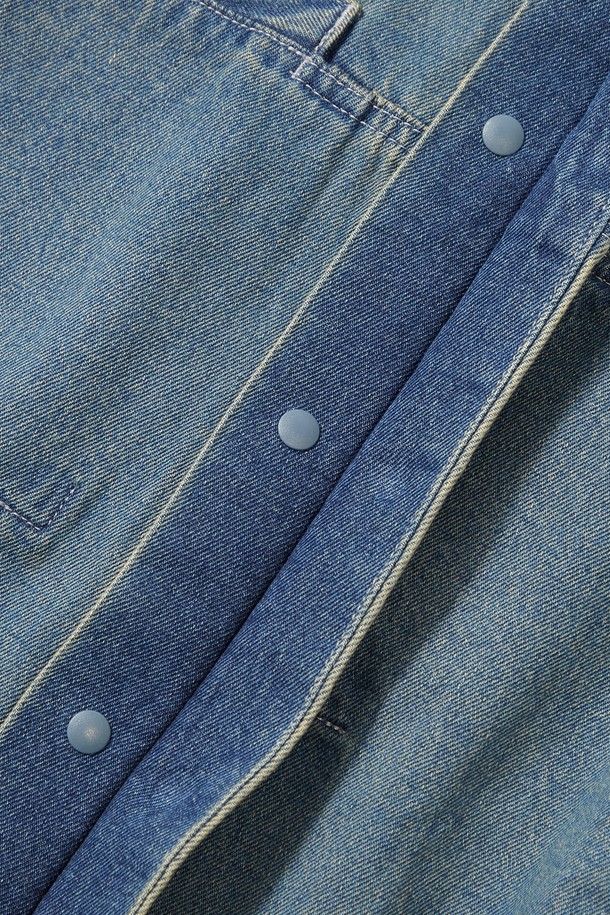 TRAJAN 라벨 히든 포켓 데님 셔츠_라이트진입니다. 11OZ 데님 소재로 제작되어 두께감 있는 착용감을 선사하며, 봄, 가을 간절기에 활용하기 좋습니다. 히든 포켓 디테일과 TRAJAN 라벨 포인트가 돋보이며, 캐주얼, 미니멀, 클래식 스타일을 모두 소화할 수 있습니다. 라이트진, 그레이진, 브라운 3가지 컬러로 출시되었으며 오버핏으로 편안하게 착용 가능합니다. 셔츠 또는 아우터로도 활용 가능한 실용적인 아이템입니다.
