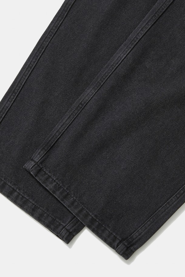 M-LABEL(엠-라벨) 루즈핏 핀턱 데님 팬츠_그레이 진입니다. 11oz 데님 소재의 두꺼운 두께감으로 제작되어 봄, 가을에 착용하기 좋습니다. 핀턱 디테일과 M-LABEL 포인트를 더해 캐주얼 무드를 연출하며, 루즈핏으로 편안한 착용감을 선사합니다. 전체 밴딩 허리 디자인으로 활동성을 높였으며, 동네 마실룩, 가을 나들이룩 등 다양한 TPO에 활용하기 좋습니다. 미니멀, 클래식 스타일을 선호하는 남성분들께 추천합니다.
