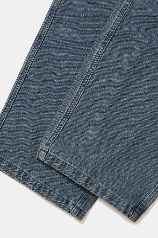 M-LABEL 루즈핏 핀턱 데님 팬츠_미드나잇 진은 편안한 착용감의 루즈핏으로, 캐주얼 스타일을 연출하기 좋은 남성 데님 팬츠입니다. 핀턱 디테일이 돋보이며, 전체 밴딩 허리밴드로 편안함을 더했습니다. 11OZ 두께의 면 소재로 제작되어 봄, 가을 간절기에 적합하며, 뻣뻣한 촉감이 특징입니다. 미드나잇 진, 그레이 진, 라이트 진 세 가지 색상으로 출시되어, 동네 마실룩이나 미니멀한 스타일을 즐기는 분들께 추천합니다. M-LABEL만의 포인트 디테일이 돋보이는 데님 팬츠입니다.
