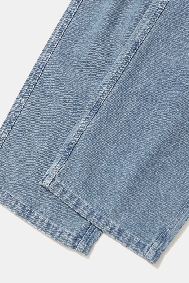 M-LABEL(엠-라벨) 루즈핏 핀턱 데님 팬츠_라이트진은 캐주얼, 미니멀, 시티보이 스타일을 즐기는 남성을 위한 데님 팬츠입니다. 봄, 가을에 적합하며, 가볍고 편안한 110Z 두께의 면 소재로 제작되었습니다. 허리 풀 밴딩과 핀턱 디테일이 편안함과 스타일을 동시에 제공하며, 넉넉한 루즈핏으로 활동성을 높였습니다. 라이트진, 그레이진, 미드나잇진 세 가지 컬러로 출시되어 다양한 데일리룩 연출에 활용하기 좋습니다. 동네 마실룩을 위한 M-LABEL(엠-라벨)의 포인트가 돋보이는 데님 팬츠입니다.
