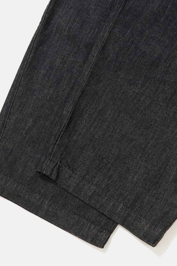 트라잔 라벨 핀턱 와이드핏 데님 팬츠_블랙 진입니다. 8온스 데님 소재로 제작되어 얇고 부드러운 촉감을 선사하며, 허리 스트링과 핀턱 디테일로 포인트를 더했습니다. 와이드핏으로 편안한 착용감을 제공하며, 일상적인 캐주얼, 미니멀, 클래식 스타일을 연출하기 좋습니다. 블랙과 브라운 두 가지 색상으로 출시되었으며, '동네 마실룩'에 적합합니다. 밴딩 처리된 허리 부분은 활동성을 높여줍니다.
