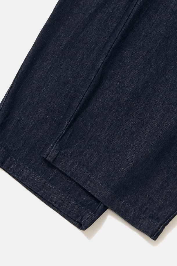 TRAJAN LABEL 핀턱 와이드핏 데님 팬츠_인디고 진은 편안하고 스타일리시한 일상룩을 위한 데님 팬츠입니다. 8온스 데님 소재로 제작되어 부드러운 촉감을 선사하며, 2-핀턱 디테일과 와이드핏 디자인이 특징입니다. 허리 부분은 스트링 밴딩으로 편안한 착용감을 제공하며, 캐주얼, 미니멀, 시티보이 스타일을 연출하기에 좋습니다. 트라얀 라벨 포인트를 더해 디자인의 완성도를 높였으며, 동네 마실룩이나 여행룩에 모두 잘 어울립니다. 인디고, 블랙, 브라운 3가지 컬러로 출시되어 다양한 스타일을 소화할 수 있습니다.
