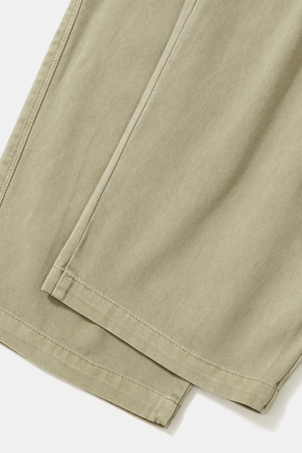 TRAJAN LABEL 핀턱 와이드 핏 데님 팬츠_브라운은 캐주얼, 미니멀, 시티보이 스타일을 아우르는 남성용 데님 팬츠입니다. 부드러운 면 소재로 제작되어 편안한 착용감을 선사하며, 얇은 두께감으로 사계절 내내 활용 가능합니다. 핀턱 디테일과 와이드 핏, 그리고 허리 스트링으로 트렌디한 스타일을 연출하며, 2핀턱 디테일과 트라잔 라벨이 특징입니다. 동네 마실룩이나 카페룩과 같은 일상적인 TPO에 적합하며, 브라운과 블랙 두 가지 컬러 옵션을 제공합니다.
