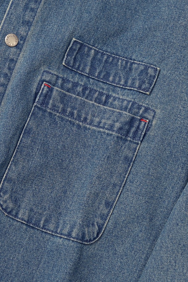 SL-LABEL(에스엘-라벨) 오버핏 데님 셔츠_미드나잇 진은 세미 오버핏으로 제작되어 편안한 착용감을 선사하며, 봄, 가을 간절기에 셔츠 또는 아우터로 활용하기 좋습니다. 그레이진, 미드나잇진, 라이트진 3가지 컬러로 출시되어 다양한 스타일 연출이 가능합니다. 데님과 면 혼방 소재로 제작되었으며, 110Z 두께감으로 적당한 무게감을 더했습니다. SCHOLARLY LION LABEL(스콜라리 라이온 라벨) 포인트와 박포켓 디자인이 돋보이는 트렌디한 데님 셔츠입니다. 데이트룩, 카페룩, 가을 나들이룩 등 캐주얼, 클래식, 미니멀 스타일을 즐기는 분들께 추천합니다.
