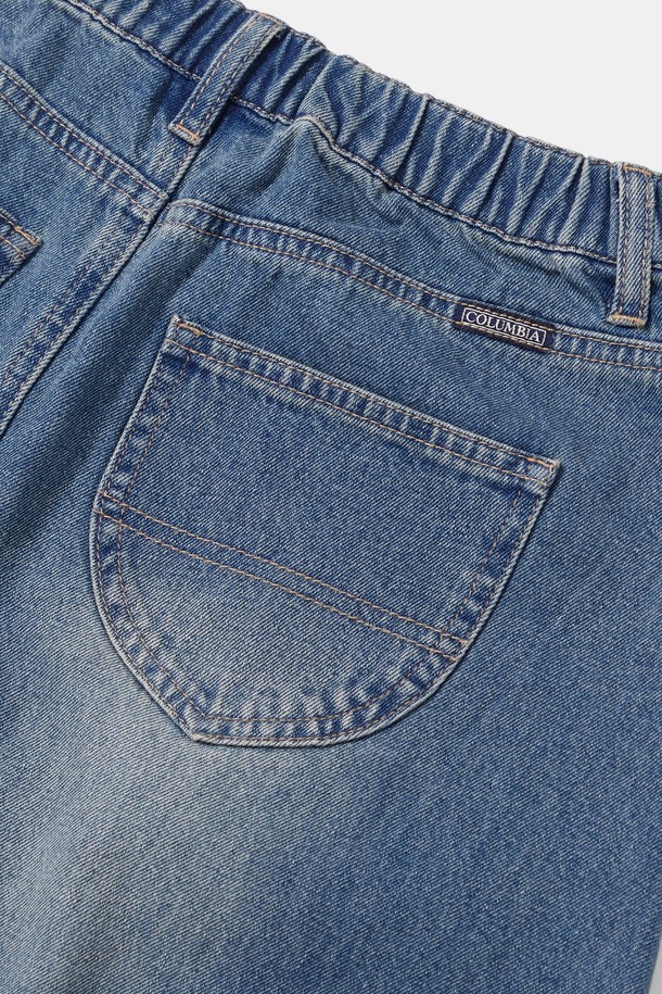 TRAJAN LABEL (트라잔 라벨) CATWASHED 데님 롱 스커트_라이트진입니다. 부드러운 면 소재의 11온스 두께로, 봄, 여름, 가을 계절에 착용하기 좋습니다. A라인 핏에 캣워싱 디테일이 더해져 트렌디한 스타일을 연출하며, YKK 지퍼와 COLUMBIA TRAJAN (컬럼비아 트라잔) 라벨 포인트가 특징입니다. 데이트룩, 쇼핑룩, 카페룩 등 캐주얼하고 미니멀한 코디에 활용하기 좋으며, 다양한 상의와 매치하여 클래식한 분위기도 낼 수 있습니다.
