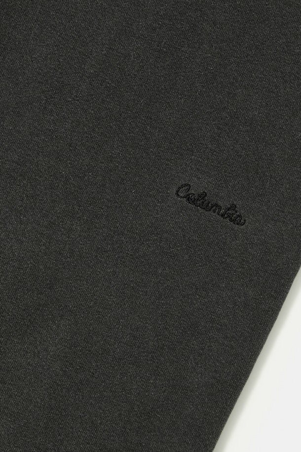 TINY SCRIPT 루즈핏 데님 테리 스웨트팬츠_블랙진은 캐주얼과 스트릿 스타일을 즐기는 분들을 위한 일상복입니다. 데님테리 소재로 제작되어 편안하며, 루즈핏과 스트레이트 핏으로 여유로운 착용감을 선사합니다. 허리 밴딩 처리로 편안함을 더하고, 밑단 스트링 디테일로 스타일 연출이 용이합니다. TINY SCRIPT 스몰 직자수 로고 포인트가 돋보이며, 블랙진 컬러로 다양한 상의와 쉽게 매치할 수 있습니다. 동네 마실룩, 집콕룩, 여행룩 등 다양한 TPO에 활용하기 좋습니다.
