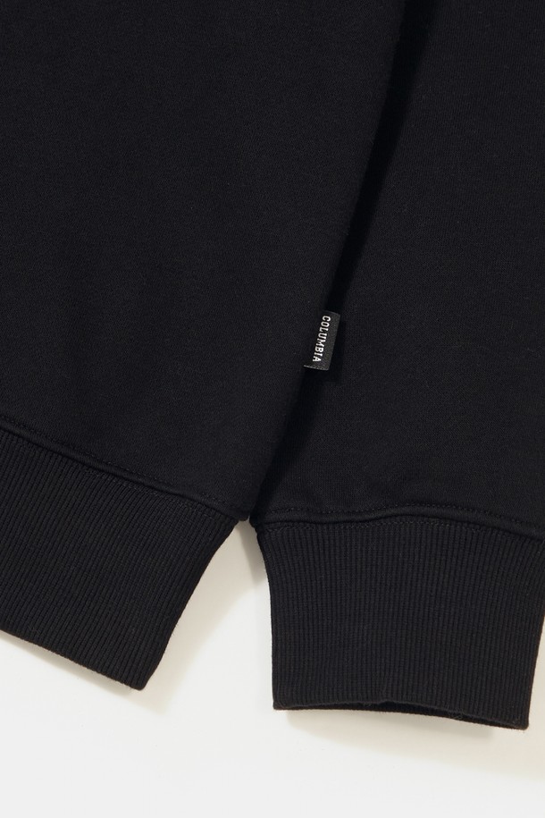 CU 시그 빅 플리스 크루넥_블랙은 캐주얼하고 미니멀한 스타일을 연출하는 공용 맨투맨/스웨트셔츠입니다. 부드러운 플리스 소재와 두꺼운 두께감으로 가을, 겨울철 따뜻하게 착용할 수 있으며, 오버핏 디자인으로 편안한 착용감을 제공합니다. 라운드넥에 Columbia(컬럼비아) 시그니처 빅 로고 프린트와 플래그 포인트 디테일이 돋보입니다. 블랙, 라이트 멜란지, 오트밀 세 가지 컬러로 출시되어 겨울 데일리룩, 집콕룩, 산책룩 등 다양한 TPO에 활용하기 좋습니다. 
