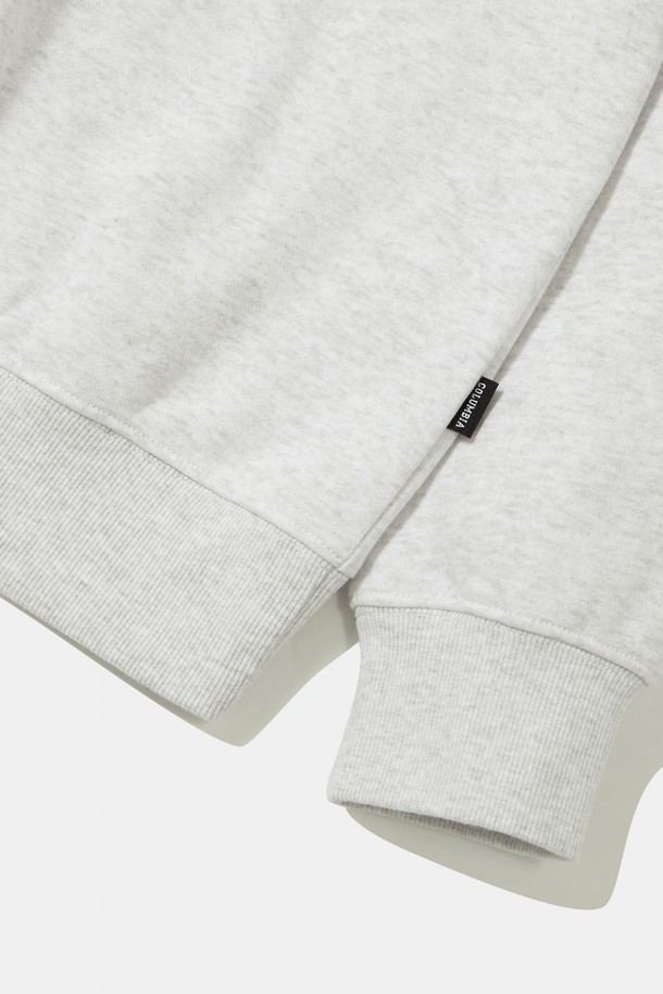 CU 시그 빅 플리스 크루넥_라이트 멜란지는 부드러운 촉감의 플리스 안감과 두꺼운 두께감으로 가을, 겨울철 따뜻하게 착용할 수 있는 맨투맨/스웨트셔츠입니다. 세미오버핏으로 편안한 착용감을 제공하며, 일상, 집콕, 산책 등 다양한 TPO에 어울립니다. 라이트 멜란지, 블랙, 오트밀 세 가지 컬러로 출시되어 취향에 맞게 선택할 수 있습니다. 시그니처 로고 프린트와 콜롬비아 플래그 포인트 디테일이 돋보이며, 면 67%, 폴리에스테르 33% 혼방 소재로 제작되었습니다. 베이직하고 캐주얼, 미니멀한 스타일을 선호하는 분들께 추천합니다.
