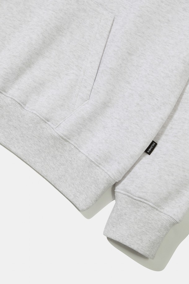 CU SIG BIG FLEECE HOODIE_LIGHT MELANGE (CU 시그 빅 플리스 후디_라이트 멜란지)는 부드러운 촉감의 면, 폴리에스터 혼방 소재로 제작된 공용 후드티입니다. 가을, 겨울 시즌에 적합하며, 일상생활에서 캐주얼하고 미니멀한 스타일을 연출할 수 있습니다. 오버핏 세미 실루엣으로 편안한 착용감을 제공하며, 두꺼운 두께감의 기모 안감으로 보온성을 높였습니다. COLUMBIA(컬럼비아) 시그니처 빅 로고 프린트와 플래그 포인트 디테일이 디자인의 특징입니다. 겨울 데일리룩, 집콕룩, 산책룩 등 다양한 TPO에 활용하기 좋습니다.
