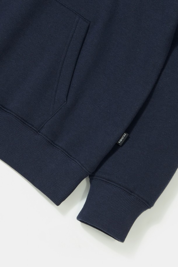 CU SIG 빅 플리스 후디_네이비는 가을, 겨울 시즌에 어울리는 공용 후드티입니다. 네이비와 라이트 멜란지 두 가지 색상으로 출시되었으며, 일상 캐주얼룩에 활용하기 좋습니다. 면 67%와 폴리에스테르 33% 혼방 소재로 제작되어 부드러운 촉감과 두께감을 자랑하며, 플리스 안감으로 보온성을 높였습니다. 세미 오버핏에 크롭 기장으로 트렌디함을 더했으며, 콜롬비아 플래그 포인트와 앞면 시그니처 로고 프린트가 특징입니다. 겨울 데일리룩, 집콕룩, 산책룩 등 다양한 TPO에 캐주얼, 미니멀, 스트리트 스타일로 활용해보세요.
