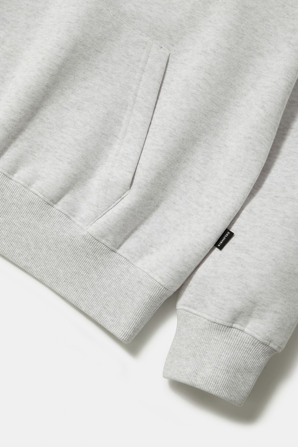 90'S ARCH 플리스 후디_라이트 밀란지는 캐주얼, 미니멀, 스트리트 스타일을 즐기는 분들을 위한 세미 오버핏 후드티입니다. 라이트밀란지, 오트밀 두 가지 색상으로 출시되었으며, 가을, 겨울에 따뜻하게 입을 수 있도록 두꺼운 두께감과 부드러운 플리스 안감을 적용했습니다. 90'S ARCH 로고 프린트가 돋보이며, COLUMBIA 사이드 라벨로 포인트를 더했습니다. 면, 폴리에스테르 혼방 소재로 제작되어 보온성이 뛰어나며, 겨울 데일리룩, 집콕룩, 산책룩 등 다양한 TPO에 활용하기 좋습니다. 크롭 기장과 긴 소매 디자인으로 트렌디한 스타일을 연출해보세요.
