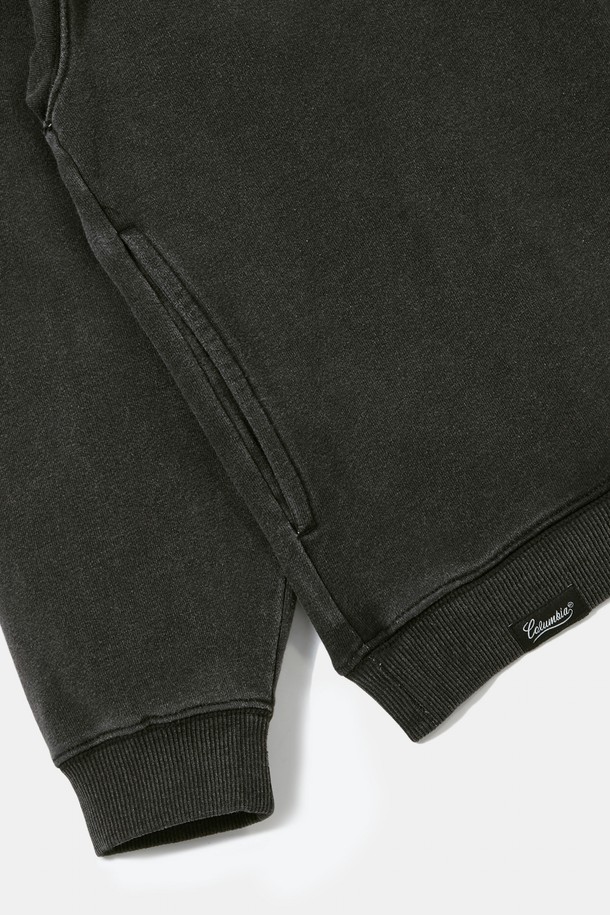 NY STREET TAIL 데님 테리 H/ZIP 후디_블랙진은 스트릿 무드의 오버핏 후드티셔츠입니다. 블랙진과 미드나잇진 두 가지 컬러로 출시되었으며, 면, 폴리에스테르, 스판덱스 혼방의 데님 테리 소재로 제작되어 트렌디한 질감을 선사합니다. YKK 지퍼와 COLUMBIA STREET 라벨 포인트가 특징이며, 하프 집업 디자인으로 편안하게 착용할 수 있습니다. 긴 소매 기장과 루즈한 실루엣이 일상, 캐주얼 스타일을 완성합니다.
