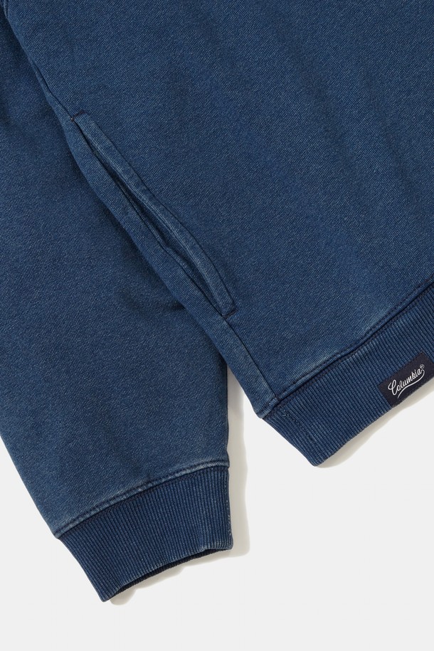 NY STREET TAIL 데님 테리 H/ZIP 후디_미드나잇 진은 편안함과 스타일을 모두 갖춘 공용 후드티셔츠입니다. 미드나잇 진과 블랙 진 두 가지 색상으로 출시되어, 캐주얼 및 스트릿 무드를 연출하기 좋습니다. 봄, 가을, 겨울 계절에 적합하며, 오버핏 레귤러 기장으로 제작되었습니다. 데님 테리 원단과 YKK 지퍼, Columbia Street 라벨을 사용하여 내구성과 디자인적 완성도를 높였습니다. 집콕룩이나 겨울 데일리룩에 활용하기 좋은 아이템입니다.
