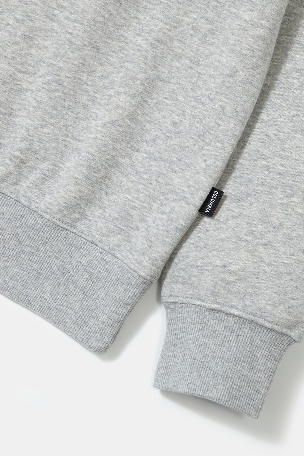 1754 아치 부클 플리스 크루넥_그레이는 일상, 가을, 겨울에 적합한 공용 맨투맨/스웨트셔츠입니다. 부드러운 촉감의 면, 폴리에스테르 혼방 소재에 두꺼운 두께감으로 따뜻함을 선사하며, 세미 오버핏으로 편안하게 착용 가능합니다. 라운드넥 디자인과 긴 소매, 블랙과 그레이 컬러로 캐주얼, 미니멀, 클래식 스타일을 연출하기 좋습니다. Columbia(컬럼비아) 헤리티지 로고와 부클 자수 기법, 플래그 포인트 디테일이 특징이며, 겨울 데일리룩, 집콕룩, 산책룩에 활용하기 좋습니다.
