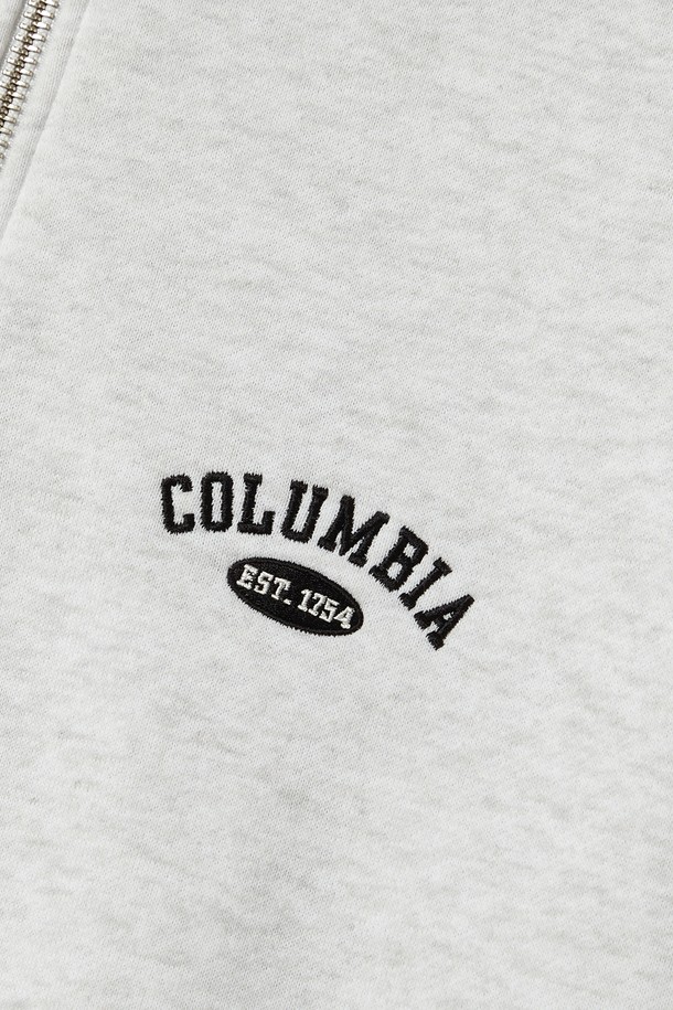 CU 아치 플리스 H/ZIP 스웨트셔츠_라이트 멜란지는 가을과 겨울, 일상에서 착용하기 좋은 공용 스웨트셔츠입니다. 오버핏으로 제작되어 편안한 착용감을 선사하며, 부드러운 플리스 안감과 두꺼운 두께감으로 따뜻함을 더했습니다. 라이트 멜란지 및 크라운 네이비 두 가지 색상으로 출시되었으며, YKK 지퍼와 Columbia 플래그 포인트 디테일, 반집업 디자인이 특징입니다. 캐주얼, 미니멀, 클래식 스타일을 즐기는 분들께 집콕룩, 겨울 데일리룩, 산책룩으로 추천합니다.
