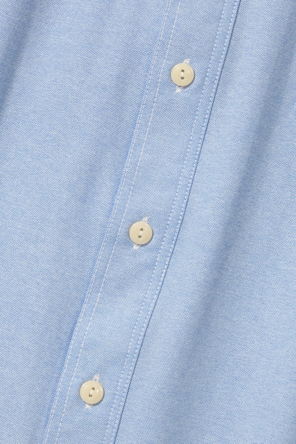 SL-LABEL (에스엘라벨) ONE POCKET OXFORD SHIRTS (원 포켓 옥스포드 셔츠) 블루는 옥스포드 면 소재의 긴소매 셔츠입니다. 차이나칼라 디자인에 오버핏과 릴랙스핏으로 편안한 착용감을 선사하며, 캐주얼, 클래식, 미니멀 스타일을 연출하기 좋습니다. 봄, 가을 계절에 어울리며, 데이트룩과 카페룩에 매치하기 좋습니다. 뻣뻣한 촉감과 스트라이프 패턴, 싱글 포켓 디테일이 특징이며, 스칼라리 라이온 라벨이 부착되어 있습니다. 일상에서 트렌디하고 캐주얼한 스타일을 연출해보세요.
