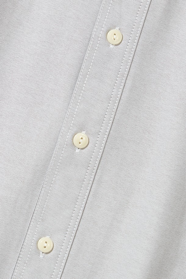 SL-LABEL (에스엘-라벨) ONE POCKET OXFORD SHIRTS (원 포켓 옥스포드 셔츠)_GRAY는 봄, 가을에 착용하기 좋은 공용 셔츠입니다. 차이나칼라 디자인에 그레이, 블루, 옐로우 세 가지 색상으로 출시되었으며, 캐주얼과 베이직 스타일을 모두 소화할 수 있습니다. 가슴 부분 싱글 포켓 디테일과 SCHOLARLY LION (스콜라리 라이온) 라벨 포인트가 특징이며, 탄탄한 면 소재로 제작되었습니다. 오버핏의 여유로운 실루엣으로 편안한 착용감을 선사하며, 데이트룩, 카페룩, 캐주얼, 미니멀 스타일을 연출하기에 좋습니다. 긴 소매와 스트라이프 패턴으로 디자인되어 있습니다.
