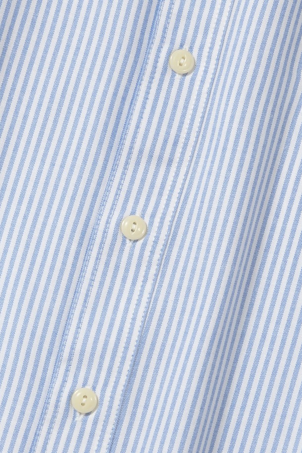 SL-LABEL (에스엘-라벨) ONE POCKET (원 포켓) OXFORD SHIRTS (옥스포드 셔츠) _BLUE STRIPE (블루 스트라이프)입니다. 블루 스트라이프, 블루 그레이 옐로우 스트라이프, 그레이 스트라이프 세 가지 컬러로 출시되었으며, 일상에서 트렌디하게 연출하기 좋습니다. 면 소재로 제작되어 탄탄한 촉감을 선사하며, 가슴 부분의 Single Out Pocket (싱글 아웃 포켓) 디테일과 여유로운 오버핏 실루엣이 특징입니다. 긴소매 기장으로 캐주얼, 클래식, 미니멀한 스타일 모두 소화 가능하며, SCHOLARLY LION LABEL (스콜라리 라이온 라벨) 포인트로 디자인의 완성도를 높였습니다.
