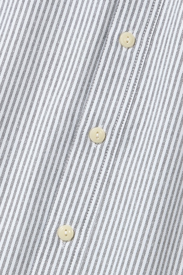 SL-LABEL (에스엘 라벨) ONE POCKET (원 포켓) OXFORD (옥스포드) SHIRTS (셔츠) _GRAY STRIPE (그레이 스트라이프)는 옥스포드 원단으로 제작되어 뻣뻣한 촉감과 두꺼운 두께감을 자랑하는 남녀 공용 셔츠입니다. 차이나 칼라 디자인에 오버핏과 릴랙스핏으로 편안한 착용감을 선사하며, 봄, 가을 계절에 적합합니다. 캐주얼, 클래식, 미니멀 스타일을 모두 소화할 수 있으며, 출근룩과 비즈니스 캐주얼에도 활용 가능합니다. 그레이 스트라이프와 블루 스트라이프 두 가지 색상으로 출시되었으며, 싱글 포켓 디테일과 스칼라리 라이온 라벨 포인트가 특징입니다. 긴 소매 기장의 셔츠로 트렌디하고 캐주얼한 스타일을 연출해보세요.
